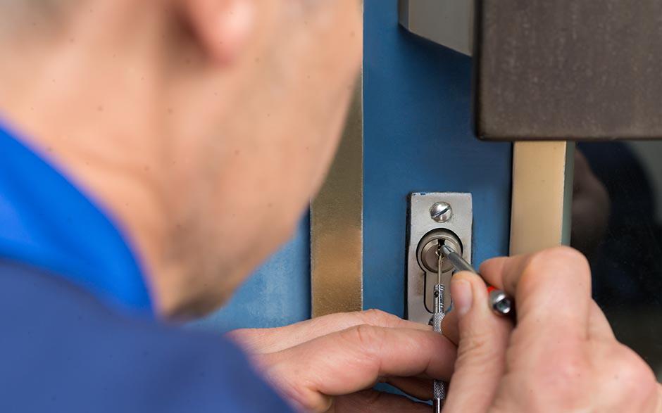 changer serrure porte de garage Bricard Bouc-Bel-Air
